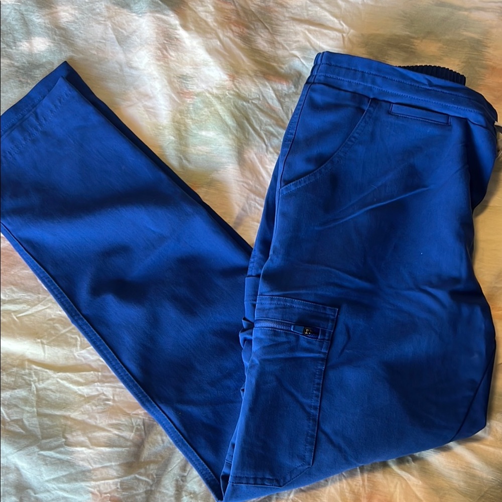 FIGS yola size small
Winning blue